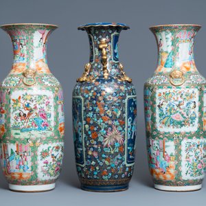 Een paar Chinese Canton famille rose vazen en één met blauwe fondkleur, 19e eeuw — foto 4