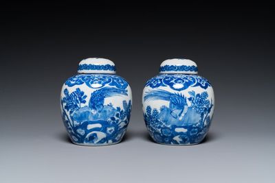 Een paar Chinese Canton famille rose vazen en een paar blauw-witte dekselpotten, 19e eeuw — foto 7