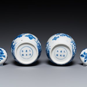 Een paar Chinese Canton famille rose vazen en een paar blauw-witte dekselpotten, 19e eeuw — foto 12
