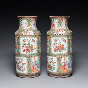 Een paar Chinese Canton famille rose vazen en een paar blauw-witte dekselpotten, 19e eeuw — foto 3