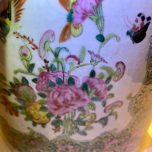 Een paar Chinese Canton famille rose vazen en twee vazen met antiquiteiten, 19e eeuw — foto 12