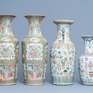 Een paar Chinese Canton famille rose vazen en twee vazen met antiquiteiten, 19e eeuw — foto 2