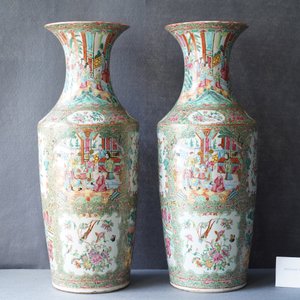 Een paar Chinese Canton famille rose vazen en twee vazen met antiquiteiten, 19e eeuw — foto 21