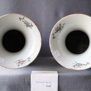 Een paar Chinese Canton famille rose vazen en twee vazen met antiquiteiten, 19e eeuw — foto 22