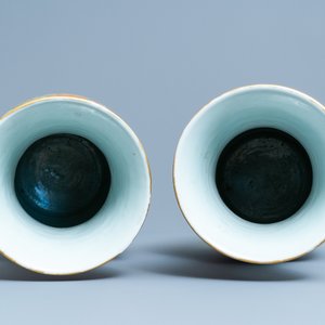 Een paar Chinese Canton famille rose vazen met decor van antiquiteiten, 19e eeuw — foto 5