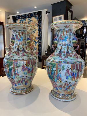 Een paar Chinese Canton famille rose vazen met eenden als handgrepen, 19e eeuw — foto 1