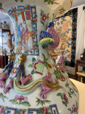 Een paar Chinese Canton famille rose vazen met eenden als handgrepen, 19e eeuw — foto 4