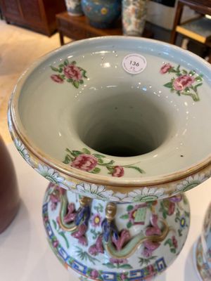 Een paar Chinese Canton famille rose vazen met eenden als handgrepen, 19e eeuw — foto 5
