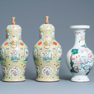 Een paar Chinese Canton famille rose vazen met gele fondkleur en een vaas met krijgers, Qianlong merk, 19e eeuw — foto 3