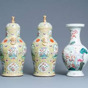 Een paar Chinese Canton famille rose vazen met gele fondkleur en een vaas met krijgers, Qianlong merk, 19e eeuw — foto 6