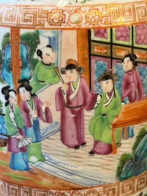 Een paar Chinese Canton famille rose vazen met houten sokkel, 19e eeuw — foto 5