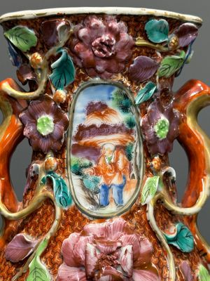 Een paar Chinese Canton famille rose vazen met mandarijns decor en bloemen in reliëf, Qianlong — foto 18
