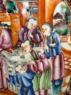Een paar Chinese Canton famille rose vazen met mandarijns decor en bloemen in reliëf, Qianlong — foto 22