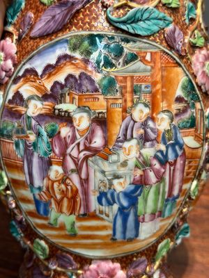 Een paar Chinese Canton famille rose vazen met mandarijns decor en bloemen in reliëf, Qianlong — foto 8