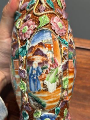 Een paar Chinese Canton famille rose vazen met mandarijns decor en bloemen in reliëf, Qianlong — foto 10