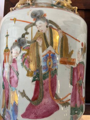 Een paar Chinese Canton famille rose vazen met onsterfelijken, 19e eeuw — foto 9