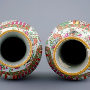 Een paar Chinese Canton famille rose vazen met scepters als handgrepen, 19e eeuw — foto 5