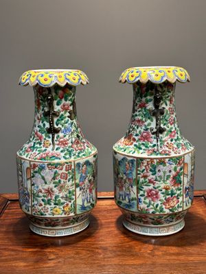 Een paar Chinese Canton famille rose 'Verhaal van de Wateroever 水滸傳' vazen, 19e eeuw — foto 4