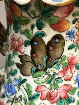 Een paar Chinese Canton famille rose 'Verhaal van de Wateroever 水滸傳' vazen, 19e eeuw — foto 7