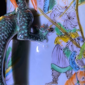 Een paar Chinese Canton famille verte vazen met drakenoren, 19e eeuw — foto 13