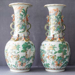 Een paar Chinese Canton famille verte vazen met drakenoren, 19e eeuw — foto 9