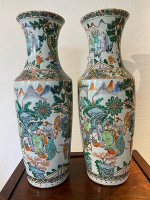 Een paar Chinese Canton famille verte vazen met een tuinscène, 19e eeuw — foto 2