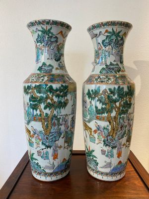 Een paar Chinese Canton famille verte vazen met een tuinscène, 19e eeuw — foto 4