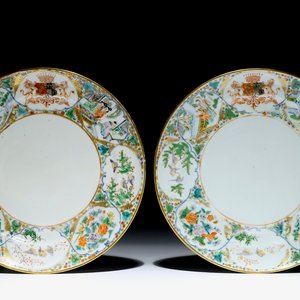 Een paar Chinese Canton famille verte wapenborden, 19e eeuw — foto 1
