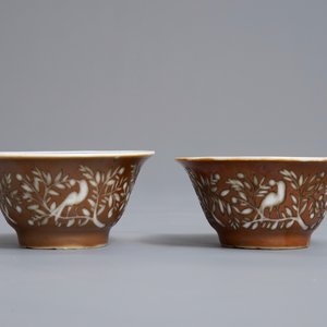 Een paar Chinese capucijner koppen en schotels met Europees gegraveerd decor, Kangxi — foto 4