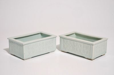 Een paar Chinese celadon jardinières met reliëfdecor van karakters, Yongzheng merk, 19e eeuw