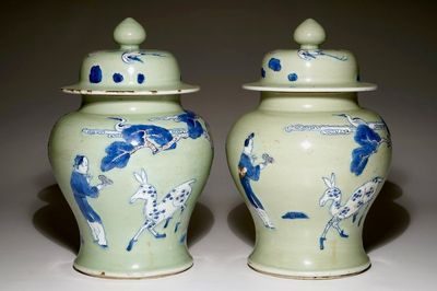 Een paar Chinese celadon, koperrood en onderglazuur blauw dekselvazen, Kangxi