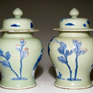 Een paar Chinese celadon, koperrood en onderglazuur blauw dekselvazen, Kangxi — foto 2