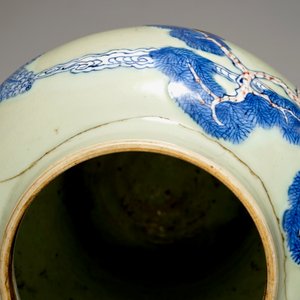Een paar Chinese celadon, koperrood en onderglazuur blauw dekselvazen, Kangxi — foto 7