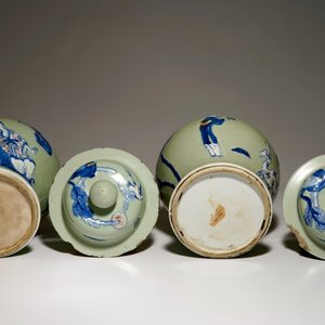 Een paar Chinese celadon, koperrood en onderglazuur blauw dekselvazen, Kangxi — foto 9