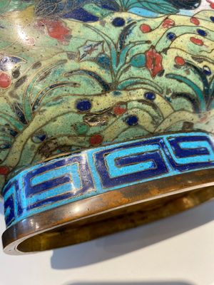 Een paar Chinese cloisonné 'bianhu' vazen, Jiaqing — foto 11