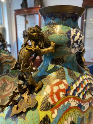 Een paar Chinese cloisonné 'bianhu' vazen, Jiaqing — foto 16
