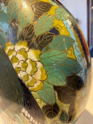 Een paar Chinese cloisonné 'bianhu' vazen, Jiaqing — foto 19
