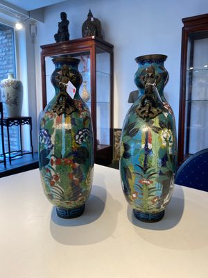 Een paar Chinese cloisonné 'bianhu' vazen, Jiaqing — foto 2