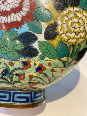 Een paar Chinese cloisonné 'bianhu' vazen, Jiaqing — foto 9