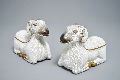 Een paar Chinese cloisonné en verguld bronzen modellen van rammen, Qianlong