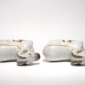 Een paar Chinese cloisonné en verguld bronzen modellen van rammen, Qianlong — foto 7