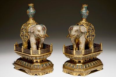 Een paar Chinese cloisonné en verguld bronzen olifanten op sokkels, 19e eeuw