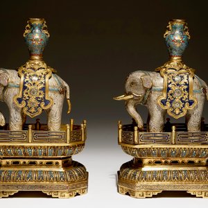 Een paar Chinese cloisonné en verguld bronzen olifanten op sokkels, 19e eeuw — foto 4