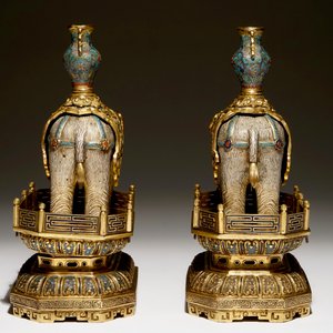 Een paar Chinese cloisonné en verguld bronzen olifanten op sokkels, 19e eeuw — foto 5