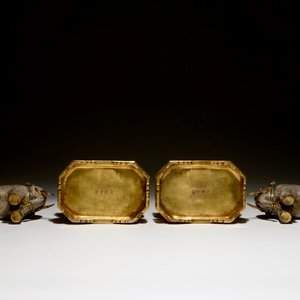 Een paar Chinese cloisonné en verguld bronzen olifanten op sokkels, 19e eeuw — foto 7
