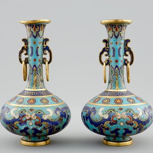 Een paar Chinese cloisonné flesvormige vaasjes, 18/19e eeuw — foto 2
