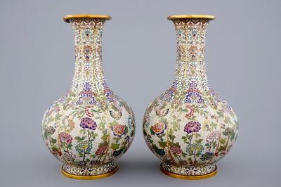 Een paar Chinese cloisonné flesvormige vazen, 19e eeuw
