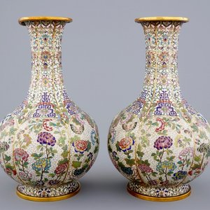 Een paar Chinese cloisonné flesvormige vazen, 19e eeuw — foto 1