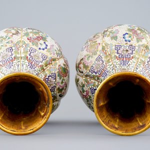Een paar Chinese cloisonné flesvormige vazen, 19e eeuw — foto 6