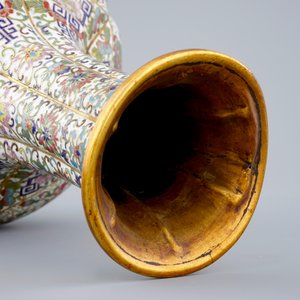 Een paar Chinese cloisonné flesvormige vazen, 19e eeuw — foto 7